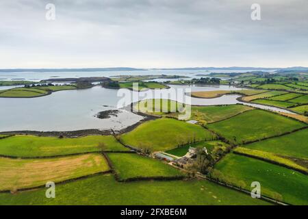 Vue aérienne de drone au-dessus de Strangford Lough Banque D'Images