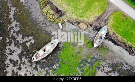 Vue en hauteur de deux petits bateaux de pêche à marée basse Banque D'Images