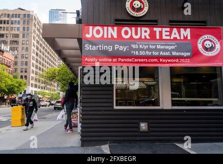 Une affiche de recrutement « Rejoignez notre équipe » est suspendue à l'extérieur d'un restaurant rPanda Express dans Hell's Kitchen à New York le mercredi 12 mai 2021. (© Richard B. Levine) Banque D'Images