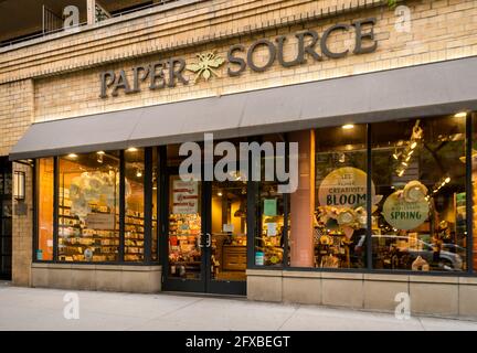 Un magasin Paper Source situé sur la Cinquième Avenue, dans le district de Flatiron, à New York, le mardi 11 mai 2021. Le propriétaire de Barnes & Noble, Elliot Investment Management, a acheté Paper Source en faillite. (© Richard B. Levine) Banque D'Images