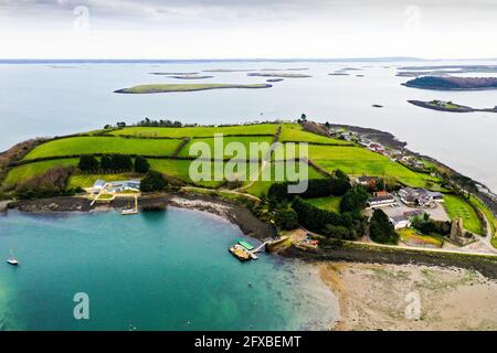 Vue aérienne de drone au-dessus de l'île de Sketrick Strangford Lough Banque D'Images