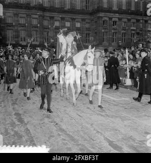 Entrée de Sinterklaas à Amsterdam, novembre 21 1953, entrée, SINTERKLAAS, sint nicolaas, Pays-Bas, Agence de presse du XXe siècle photo, nouvelles à retenir, documentaire, photographie historique 1945-1990, histoires visuelles, L'histoire humaine du XXe siècle, immortaliser des moments dans le temps Banque D'Images