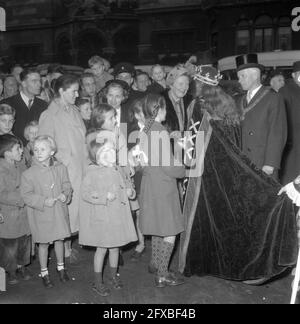 Entrée de Sinterklaas à Amsterdam, 21 novembre 1953, entrée, SINTERKLAAS, sint nicolaas, pays-Bas, Agence de presse du XXe siècle photo, news to remember, documentaire, photographie historique 1945-1990, histoires visuelles, L'histoire humaine du XXe siècle, immortaliser des moments dans le temps Banque D'Images