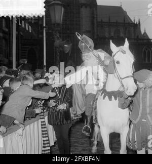 Entrée de Sinterklaas à Amsterdam, 21 novembre 1953, entrée, SINTERKLAAS, sint nicolaas, Pays-Bas, Agence de presse du XXe siècle photo, nouvelles à retenir, documentaire, photographie historique 1945-1990, histoires visuelles, L'histoire humaine du XXe siècle, immortaliser des moments dans le temps Banque D'Images