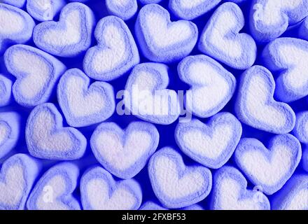 Rangées de bonbons Marshmallow en forme de coeur bleu pastel et blanc Pour le concept de l'Amour Banque D'Images