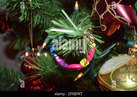 Enfants decorating Christmas Tree Banque D'Images