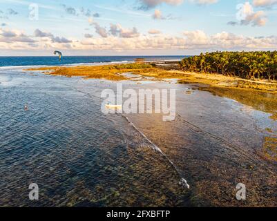 Vue de drone sur la côte de l'île Siargao avec le kitesurfer solitaire en arrière-plan Banque D'Images