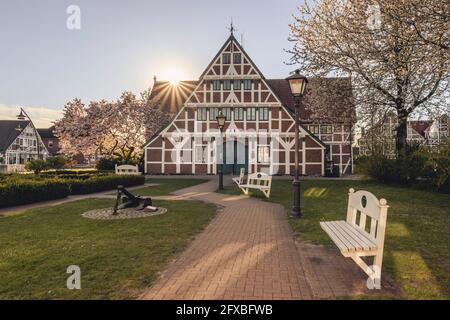 Allemagne, Altes Land, Jork, l'hôtel de ville de Jork au printemps au coucher du soleil Banque D'Images