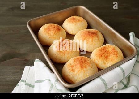 Pao de Queijo maison ou pain au fromage brésilien frais Dans la plaque de cuisson Banque D'Images