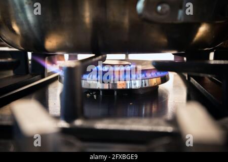 Brûleur à gaz avec une casserole sur une cuisinière de cuisine. Banque D'Images