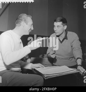 ISAN Philippe ( oui oui oui ) chante dans le programme de radio semaine uit week, Dolf van de Linden en conversation avec Jean Philippe, 18 mars 1960, GESPREKEN, RADIOPROGRAMMAS, Pays-Bas, Agence de presse du XXe siècle photo, nouvelles à retenir, documentaire, photographie historique 1945-1990, histoires visuelles, L'histoire humaine du XXe siècle, immortaliser des moments dans le temps Banque D'Images