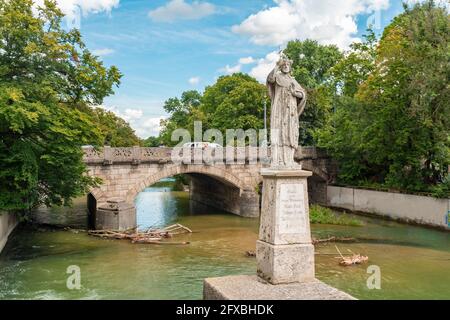 Pont Maximilian et statue sur la rivière Isar à Munich, Bavière, Allemagne Banque D'Images