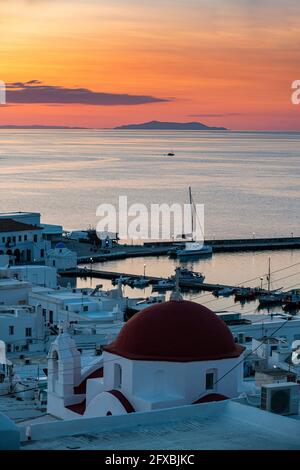 Grèce, Sud de la mer Egée, Horta, Port de ville côtière à la tombée de la nuit avec dôme d'église en premier plan et mer Egée en arrière-plan Banque D'Images