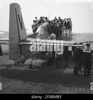 Youth Aviation Day 1960 à la base aérienne navale de Valkenburg, 20 avril 1960, Aviation Days, pays-Bas, agence de presse du xxe siècle photo, nouvelles à retenir, documentaire, photographie historique 1945-1990, histoires visuelles, L'histoire humaine du XXe siècle, immortaliser des moments dans le temps Banque D'Images