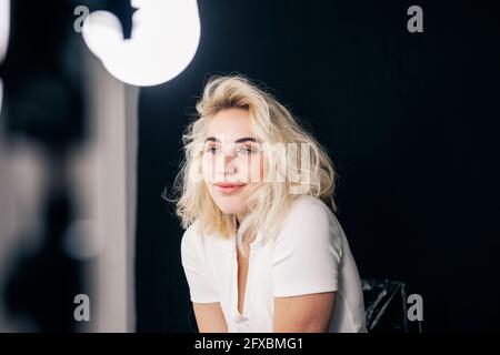 Belle jeune femme modèle contemplant en studio Banque D'Images