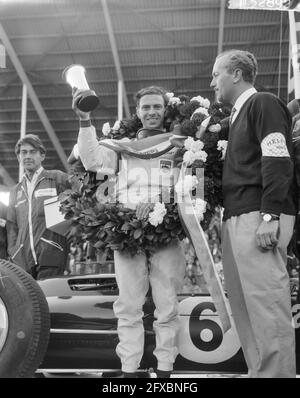 Jim Clark a remporté le Grand Prix des pays-Bas en 1963. Avec couronne et tasse, 23 juin 1963, Winners, CUPS, pays-Bas, agence de presse du xxe siècle photo, nouvelles à retenir, documentaire, photographie historique 1945-1990, histoires visuelles, L'histoire humaine du XXe siècle, immortaliser des moments dans le temps Banque D'Images