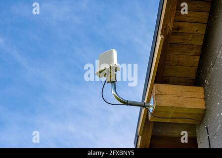 Amplificateur d'antenne pour Internet mobile domestique attaché à une structure de toit en bois. Banque D'Images