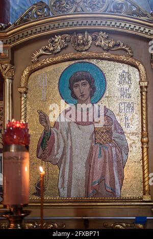 SERGIYEV POSAD, RUSSIE - Mai 2021 : Église de Dormition Trinity Lavra de Saint-Sergius, intérieur de la cathédrale de l'Assomption. Murs ornés de fresques représentant sain Banque D'Images