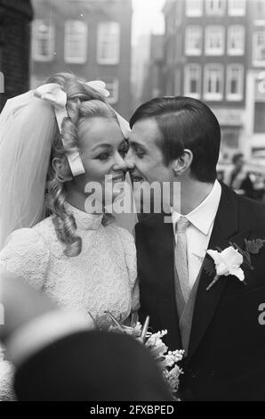 Johan Cruijff marié à Danny Coster Cruijff donne un baiser à la mariée, 2 décembre 1968, mariages, pays-Bas, agence de presse du xxe siècle photo, nouvelles à retenir, documentaire, photographie historique 1945-1990, histoires visuelles, L'histoire humaine du XXe siècle, immortaliser des moments dans le temps Banque D'Images