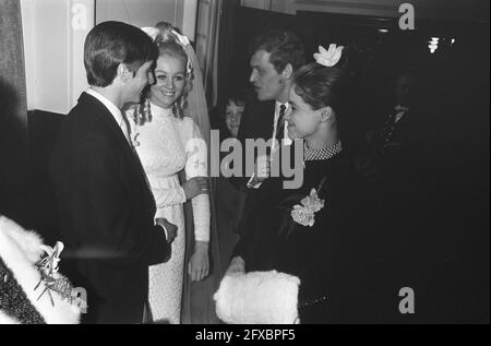 Johan Cruijff marié à Danny Coster Piet Keijzer félicite mariée et marié, 2 décembre 1968, mariée et marié, pays-Bas, agence de presse du xxe siècle photo, nouvelles à retenir, documentaire, photographie historique 1945-1990, histoires visuelles, L'histoire humaine du XXe siècle, immortaliser des moments dans le temps Banque D'Images