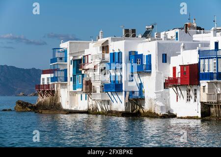 Grèce, Sud de la mer Égée, Horta, maisons blanches en bordure de la ville côtière Banque D'Images
