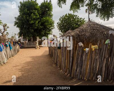 Sénégal, Afrique - janvier 2019 : petit village africain traditionnel avec maisons en argile recouvertes de feuilles de palmier Banque D'Images