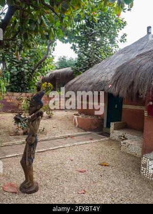 Sénégal, Afrique - 24 janvier 2019 : chalet africain recouvert de feuilles de palmier dans une station de vacances au Sénégal en Afrique de l'Ouest. Banque D'Images