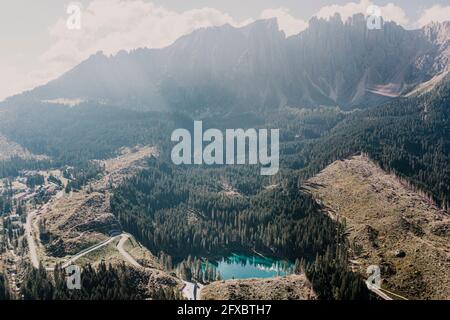 Lac de Carezza, près de la montagne des dolomites, dans le Tyrol du Sud, en Italie Banque D'Images