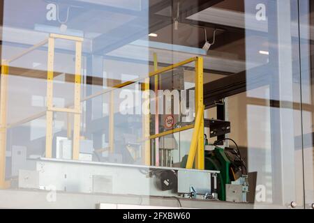 Mécanismes et détails de l'ascenseur en verre à l'aéroport. Vue à travers le verre. Banque D'Images
