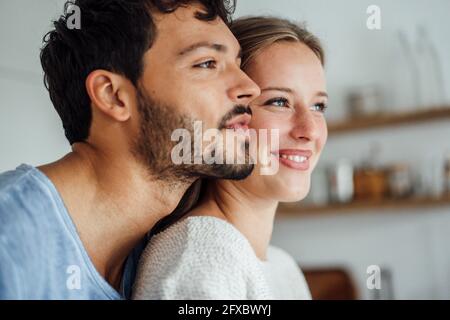 Beau jeune homme avec une belle petite amie qui regarde loin Banque D'Images