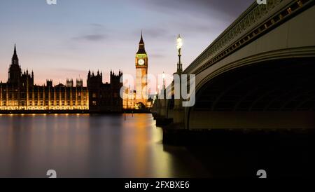 Royaume-Uni, Angleterre, Londres, Panorama du pont de Westminster et de la Tamise au crépuscule avec le Palais de Westminster en arrière-plan Banque D'Images