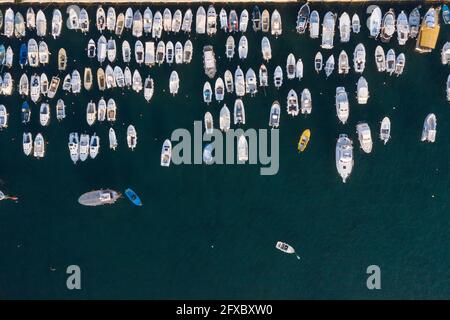 Vue aérienne des rangées de bateaux à moteur amarrés Banque D'Images
