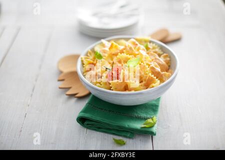 Bol de salade de pâtes couché sur une serviette pliée Banque D'Images