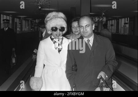 Jopsephine Baker arrive à l'aéroport de Schiphol pour présenter le programme de ce soir de l'UNICEF, 14 décembre 1972, arrivées, artistes, Aéroports, pays-Bas, Agence de presse du XXe siècle photo, nouvelles à retenir, documentaire, photographie historique 1945-1990, histoires visuelles, L'histoire humaine du XXe siècle, immortaliser des moments dans le temps Banque D'Images