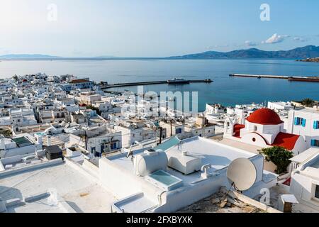 Grèce, Sud de la mer Égée, Horta, les maisons blanches de ville côtière Banque D'Images