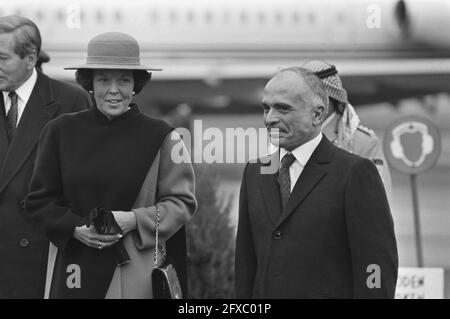 Le roi Hussein de Jordanie et sa femme sont arrivés à la base aérienne de Ypenburg pour une visite de travail, le 1er octobre 1984, arrivées, rois, Pays-Bas, Agence de presse du XXe siècle photo, nouvelles à retenir, documentaire, photographie historique 1945-1990, histoires visuelles, L'histoire humaine du XXe siècle, immortaliser des moments dans le temps Banque D'Images