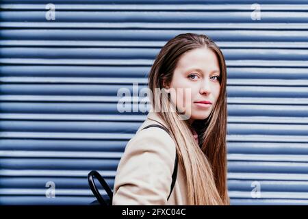 Jeune femme avec de longs cheveux bruns par obturateur Banque D'Images