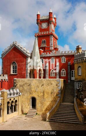 Portugal, Sintra. Vue partielle sur le complexe Pena Palace, conçu comme une résidence d'été pour la famille royale. Construit au XIXe siècle par Wilhelm Ludwig von Eschwege (1777-1855). Banque D'Images