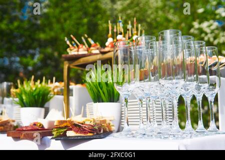 verres, canapés et en-cas froids sur la table en attendant le début du buffet en plein air Banque D'Images