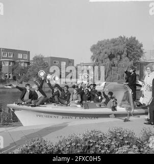 Josephine Baker a fait une promenade en bateau avec ses dix enfants d'accueil à travers les canaux d'Amsterdam, 4 octobre 1964, artistes, enfants d'accueil, canots, pays-Bas, Agence de presse du XXe siècle photo, nouvelles à retenir, documentaire, photographie historique 1945-1990, histoires visuelles, L'histoire humaine du XXe siècle, immortaliser des moments dans le temps Banque D'Images