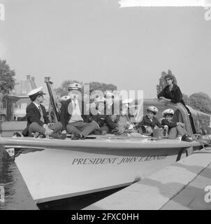 Josephine Baker a fait une promenade en bateau avec ses dix enfants d'accueil à travers les canaux d'Amsterdam, 4 octobre 1964, artistes, enfants d'accueil, canots, pays-Bas, Agence de presse du XXe siècle photo, nouvelles à retenir, documentaire, photographie historique 1945-1990, histoires visuelles, L'histoire humaine du XXe siècle, immortaliser des moments dans le temps Banque D'Images