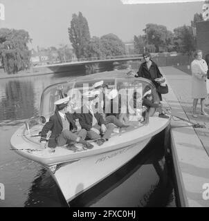 Josephine Baker a fait une promenade en bateau avec ses dix enfants d'accueil à travers les canaux d'Amsterdam, 4 octobre 1964, artistes, enfants d'accueil, canots, pays-Bas, Agence de presse du XXe siècle photo, nouvelles à retenir, documentaire, photographie historique 1945-1990, histoires visuelles, L'histoire humaine du XXe siècle, immortaliser des moments dans le temps Banque D'Images