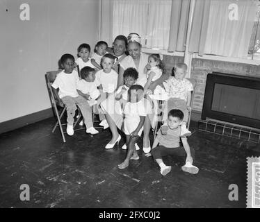 Josephine Baker avec ses 10 enfants visite Rotterdam, le 8 août 1959, pays-Bas, agence de presse du XXe siècle photo, news to Remember, documentaire, photographie historique 1945-1990, histoires visuelles, L'histoire humaine du XXe siècle, immortaliser des moments dans le temps Banque D'Images