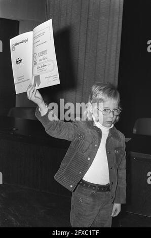 Jubilee Celebration Bond van Fabrikanten van Betonwaren in Nederland (BFBN) in RAI, gagnant du concours de dessin, 15 décembre 1972, jubilés, concours de dessin, Gagnants, pays-Bas, Agence de presse du XXe siècle photo, nouvelles à retenir, documentaire, photographie historique 1945-1990, histoires visuelles, L'histoire humaine du XXe siècle, immortaliser des moments dans le temps Banque D'Images