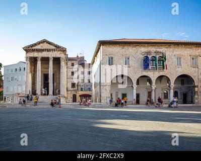 Croatie, Istrie Comté, Pula, place de la ville en face du Temple d'Auguste Banque D'Images