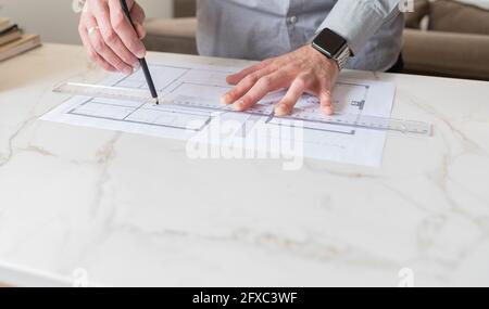 Homme faisant le plan de construction sur le bureau Banque D'Images