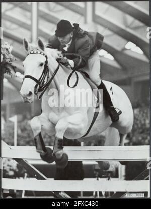 Jumping Amsterdam 1965 dans la RAI à Amsterdam. Rider Anton Ebben lors d'un saut à cheval Prince Ajax, 24 octobre 1966, équestre, pays-Bas, agence de presse du xxe siècle photo, nouvelles à retenir, documentaire, photographie historique 1945-1990, histoires visuelles, L'histoire humaine du XXe siècle, immortaliser des moments dans le temps Banque D'Images