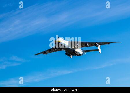 Mirabel, Québec, Canada - 05 24 2020 : l'Antonov AN225 débarque à l'aéroport international de Mirabel. Apporter des fournitures médicales au début de la COVID Banque D'Images