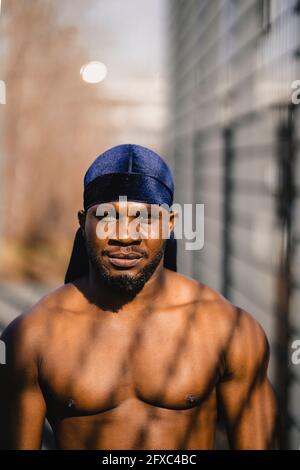 Homme musclé dans le foulard pendant la journée ensoleillée Banque D'Images