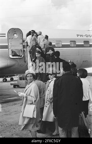 Ballet national de gauche pour la Yougoslavie, en premier plan à gauche Sonia Gaskell, 7 juillet 1964, ballet, chorégraphes, Danse, aéroports, pays-Bas, Agence de presse du XXe siècle photo, nouvelles à retenir, documentaire, photographie historique 1945-1990, histoires visuelles, L'histoire humaine du XXe siècle, immortaliser des moments dans le temps Banque D'Images